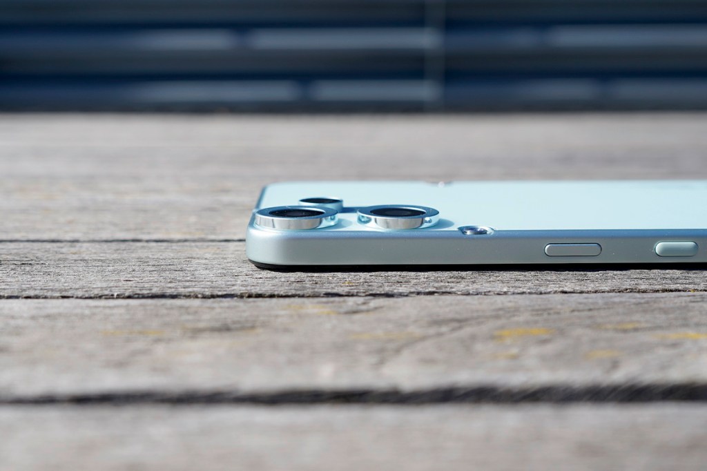 Detailaufnahme des Kameramoduls des Smartphone CMF Phone 2 Pro von der Seite.