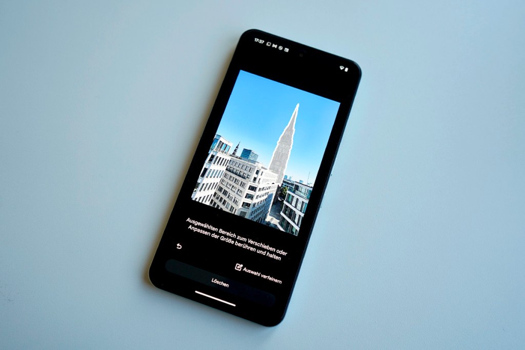 Smartphone CMF Phone 2 Pro mit geöffneter Fotobearbeitungs-App auf dem Bildschirm.