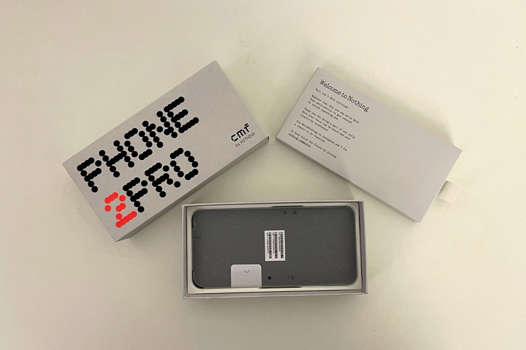 Die geöffnete Verpackung des CMF Phone 2 Pro.