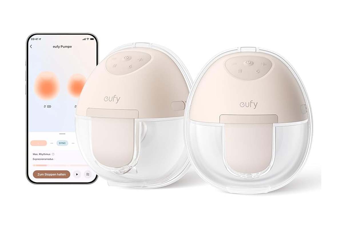 Milchpumpe, bestehend aus zwei Aufsätzen, sowie Smartphone, dass die App-Anbildung verdeutlicht