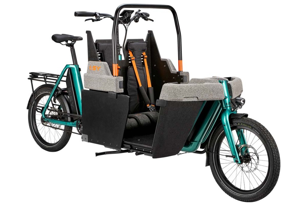 Cargo-E-Bike mit grünem Rahmen und Kindertransportbox schräg von vorne, weißer Hintergrund