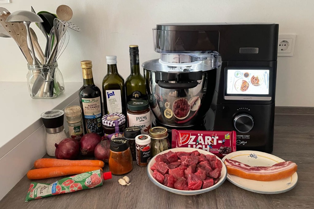 Der Kenwood Cooking Chef Sallys Edition auf einer Arbeitsplatte umringt von Zutaten für Gulasch.
