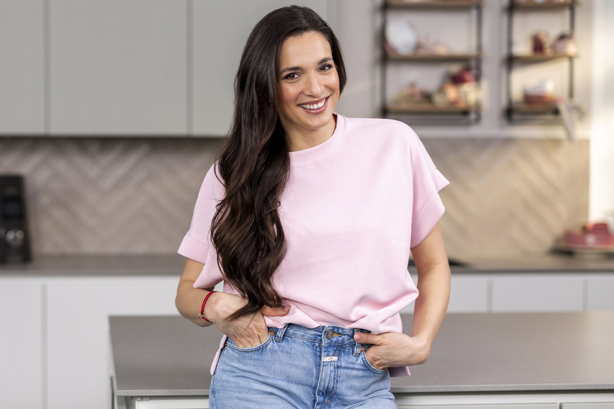 Food Influencerin Saliha Sally Öscan steht in einer Küche