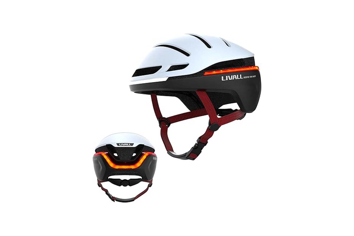 schwarz-weißer Fahrradhelm mit integriertem Licht von der Seite und von hinten auf weißem Grund