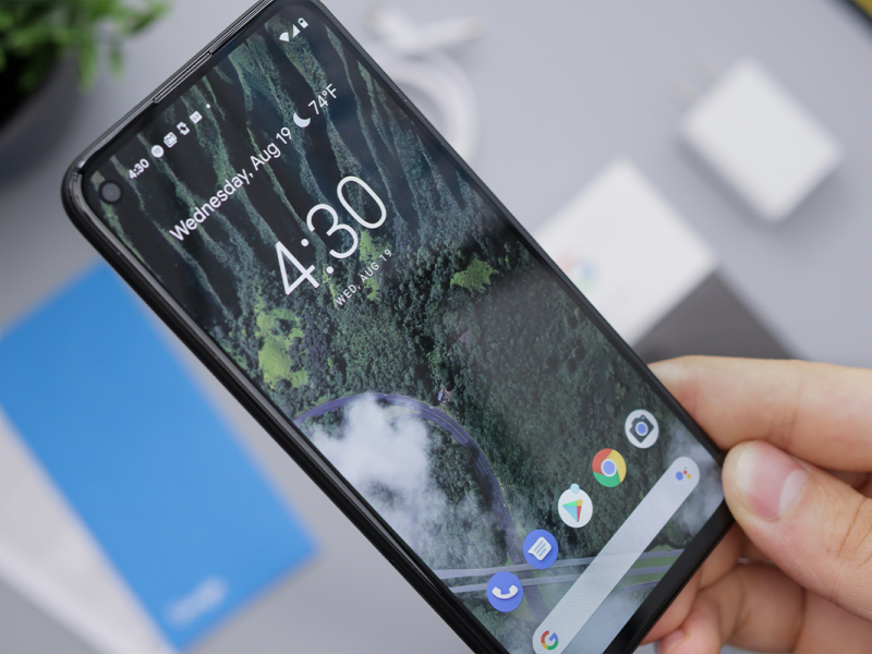 Ein Smartphone wird in der Hand gehalten.