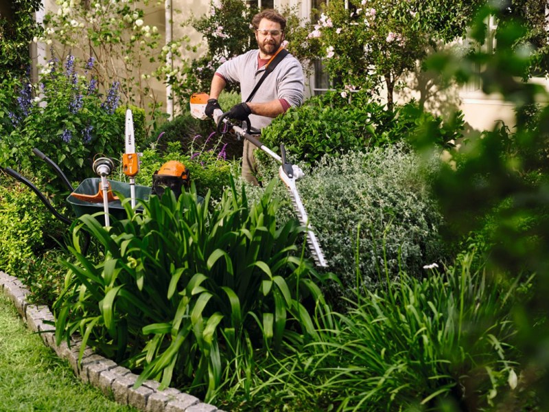 Ein Mann arbeitet im Garten mit dem Stihl Kombisystem