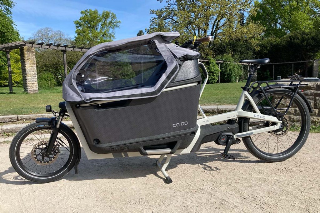 Totale Cargo-E-Bike in einem Park stehend