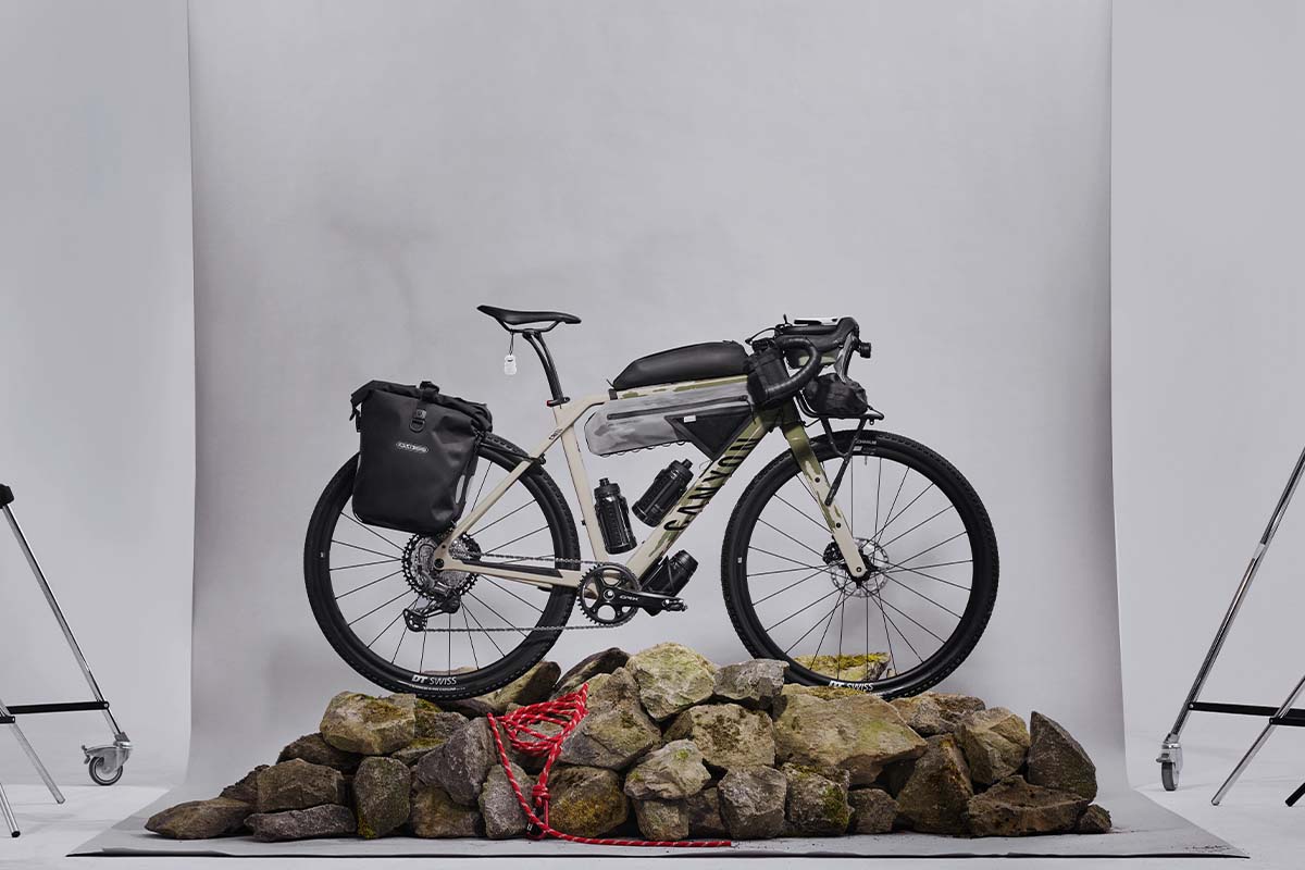 gravelbike in einem Studio, es steht auf einem Steinhaufen