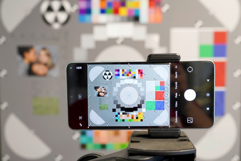 Ein Mess-Chart wird mit einem Smartphone abfotografiert.