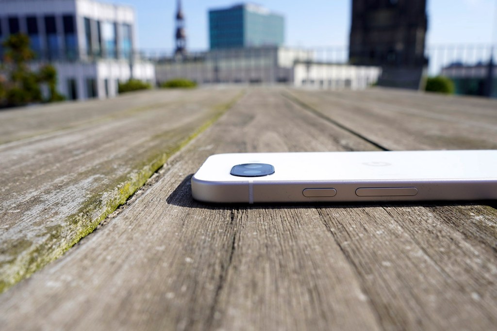 Detailaufnahme der Handykamera des Pixel 9a.