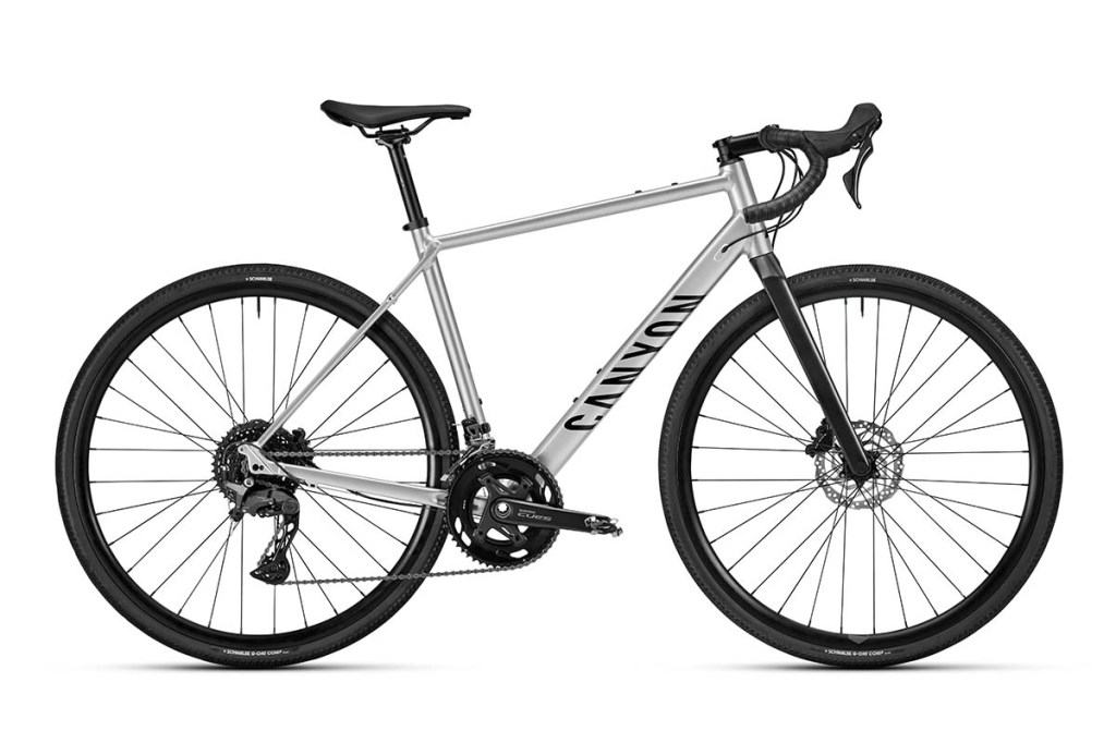 silbernes Gravelbike auf weißem Grund