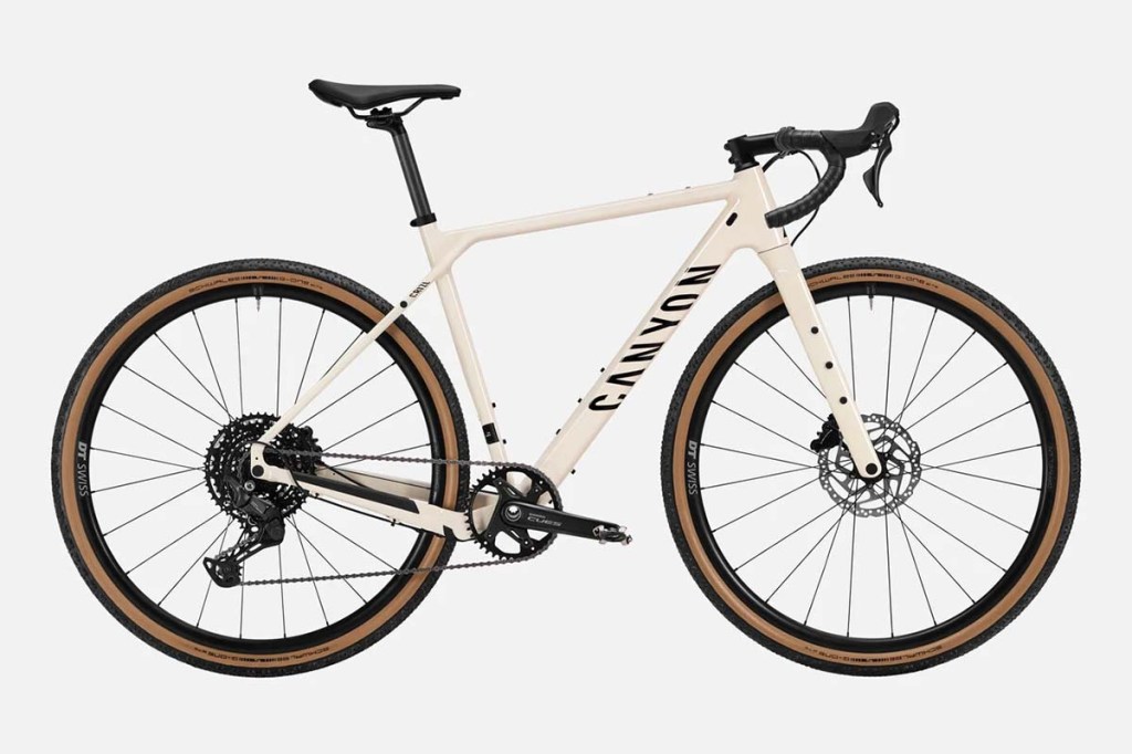 weißes Gravelbike auf weißem Grund