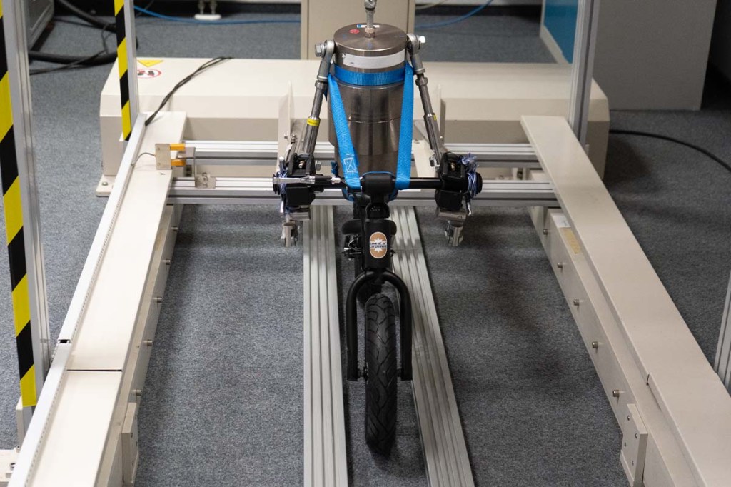 Laufrad von vorne auf einem Crashtest-Prüfstand