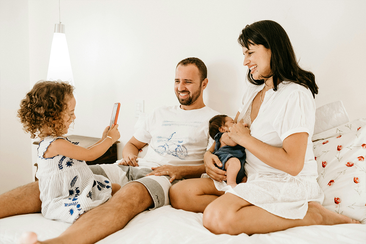 Eine Familie verbringt gemeinsam etwas Zeit.