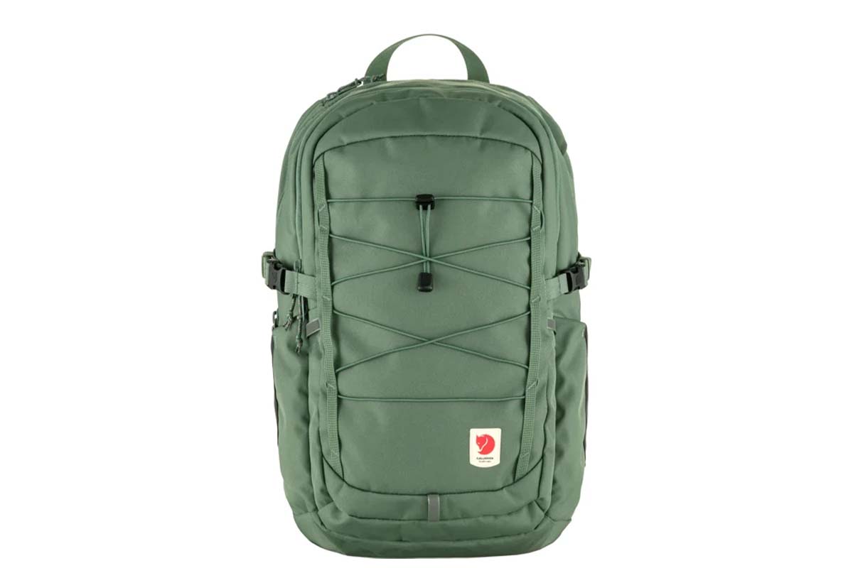 grüner Rucksack auf weißem Grund