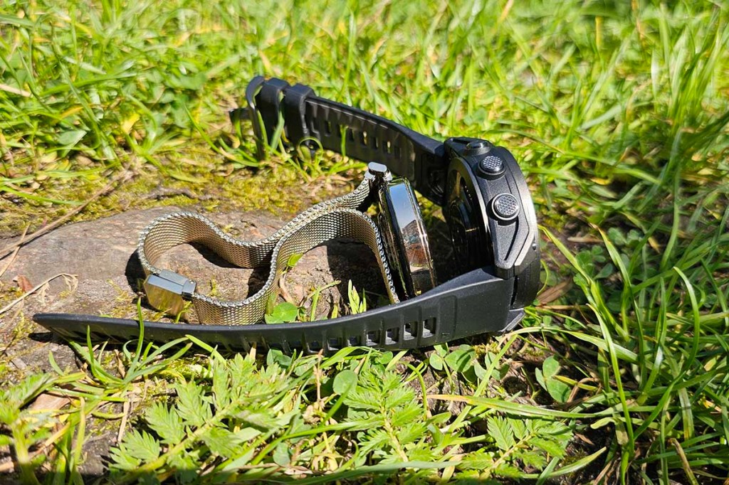 Smartwatches nebeneinander auf Gras