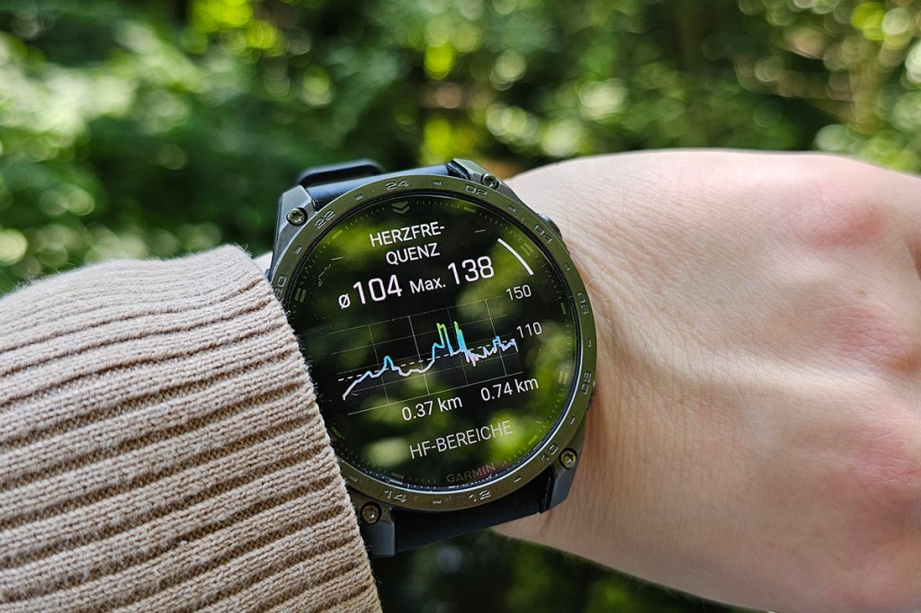 Smartwatch an Handgelenk mit Herzfrequenz-Verlauf