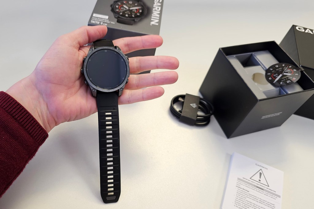 Lieferumfang der Smartwatch auf einem Tisch