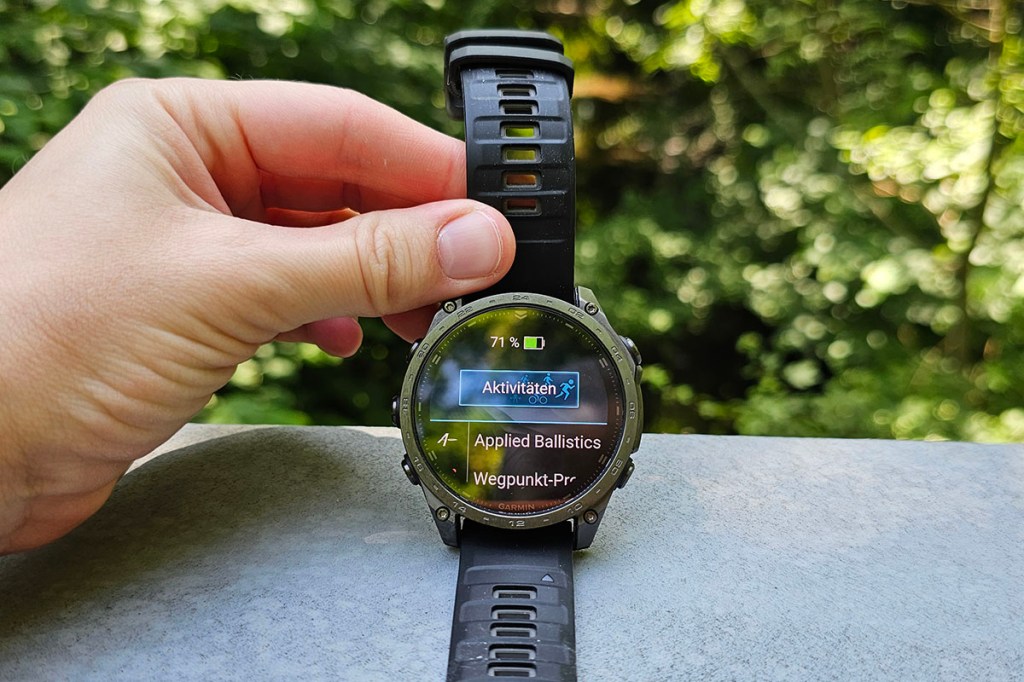 Hand hält Smartwatch