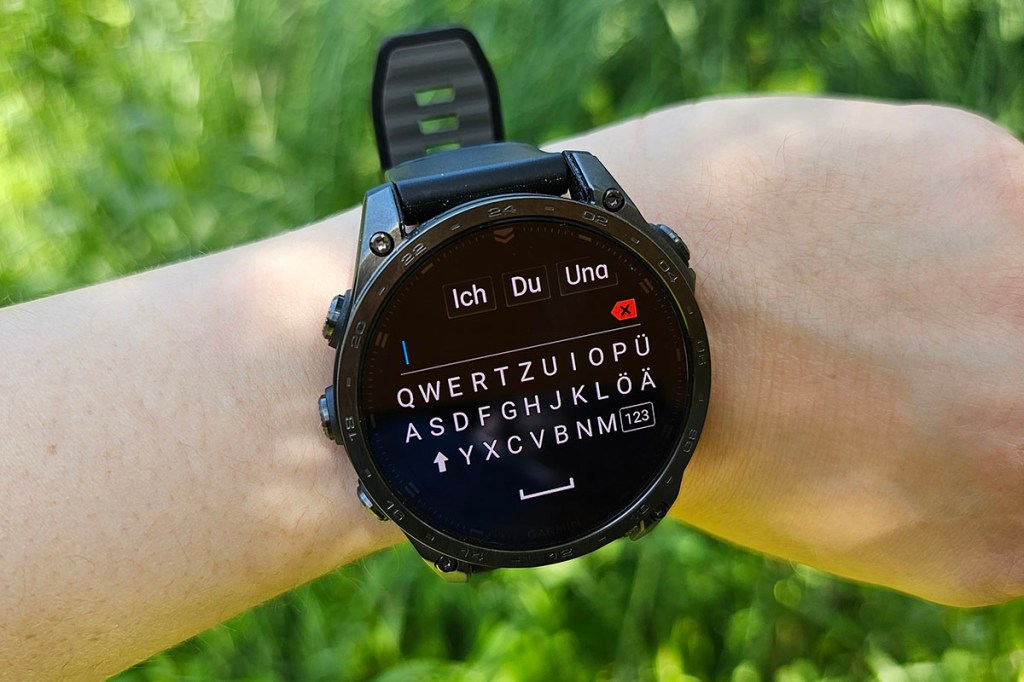 Smartwatch mit Tastatur vor grünem Hintergrund