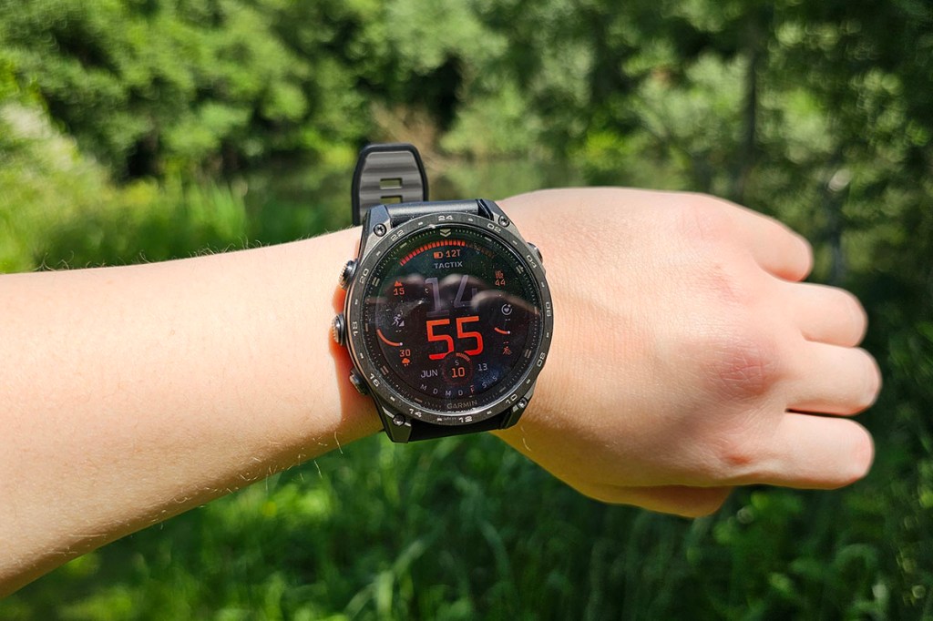 Smartwatch an Arm in Sonne