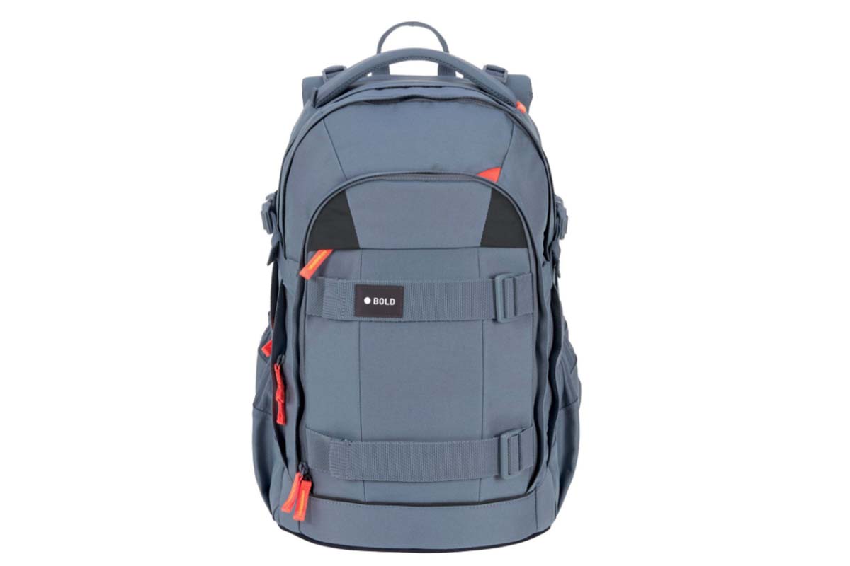 blau-grauer Schulrucksack auf weißem Grund