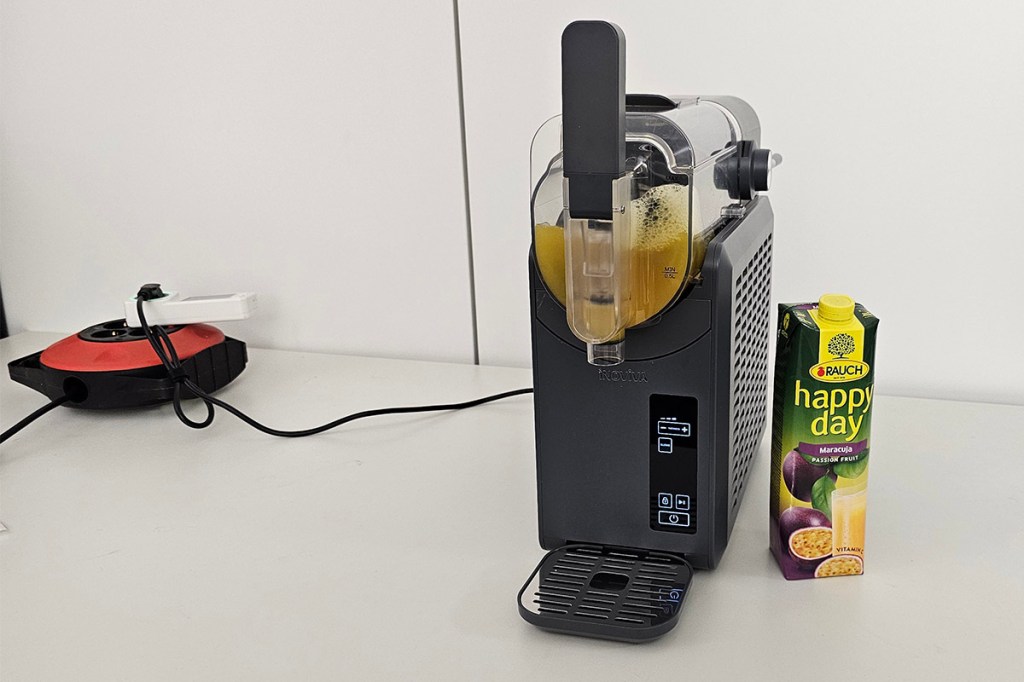 Slush-Maschine neben Steckdose