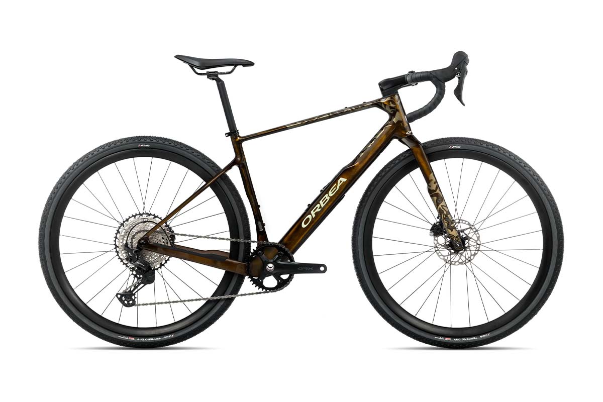 braunes Gravelbike auf weißem Grund
