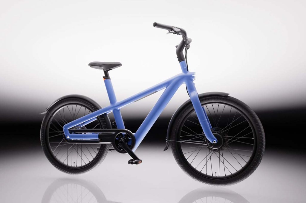 blaues E-Bike auf grau-verlaufenden Untergrund