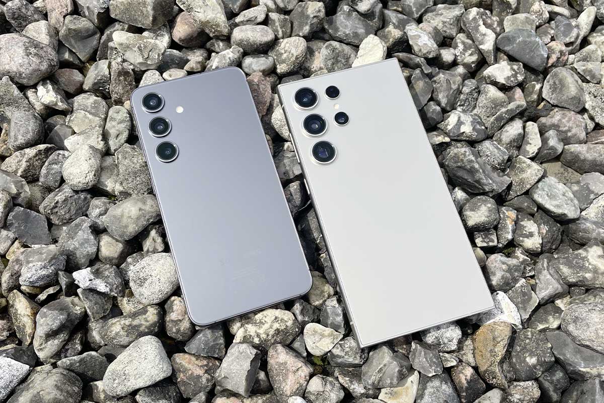 Zwei Samsung-Smartphones liegen auf Kies.