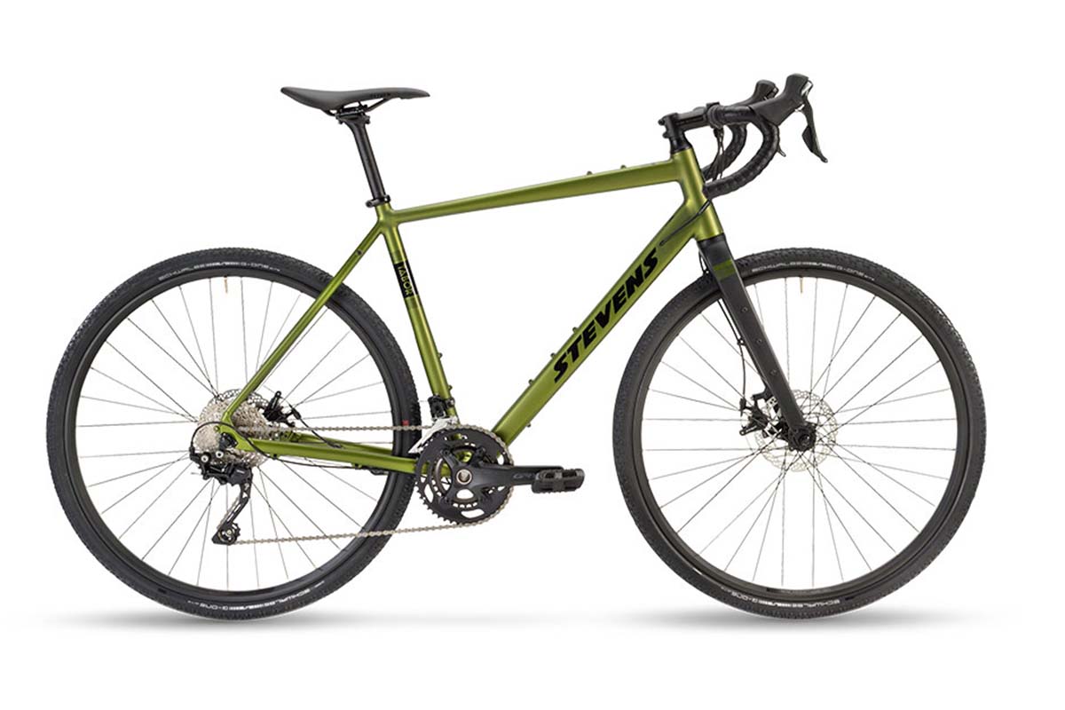 grünes Gravelbike auf weißem Grund