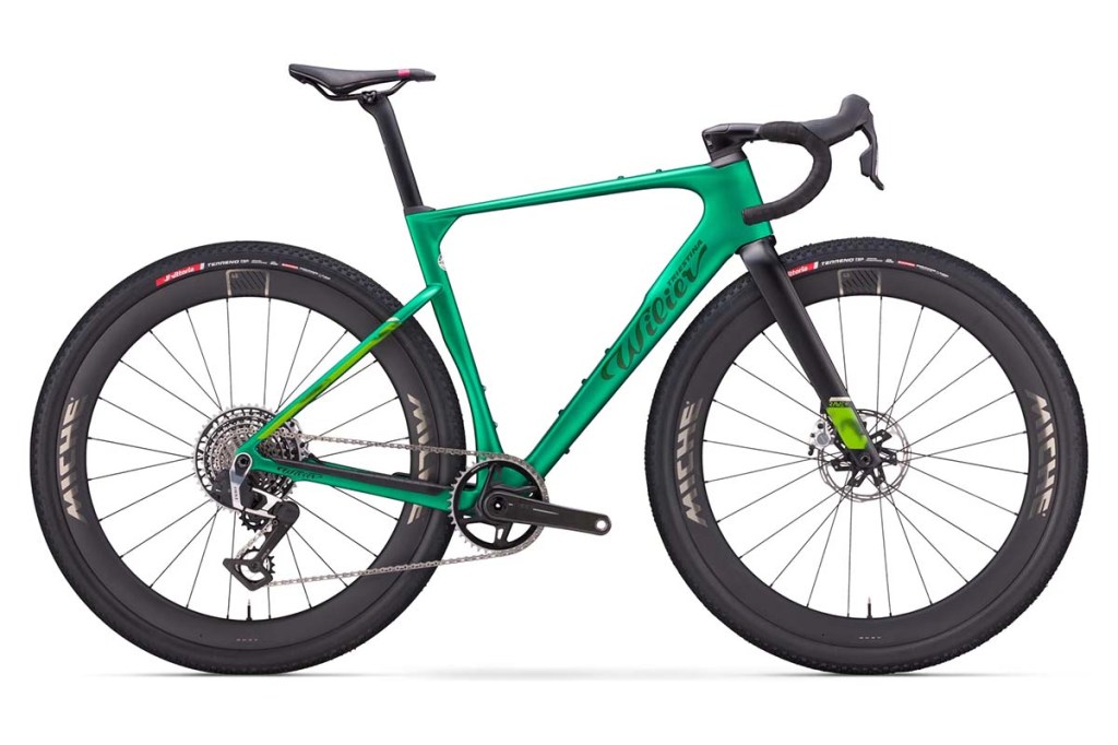 Grünes Gravelbike auf weißem Grund